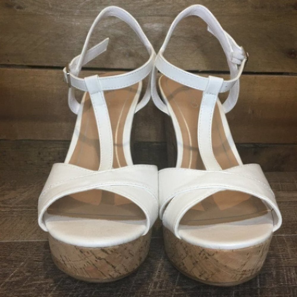 NEW Me Too T-Strap Platform Dress Sandals - Picture 2 of 9